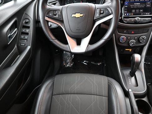 Used 2022 Chevrolet Trax LT w/ Midnight Edition image 9