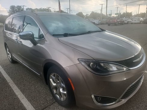 Used 2018 Chrysler Pacifica Limited image 1
