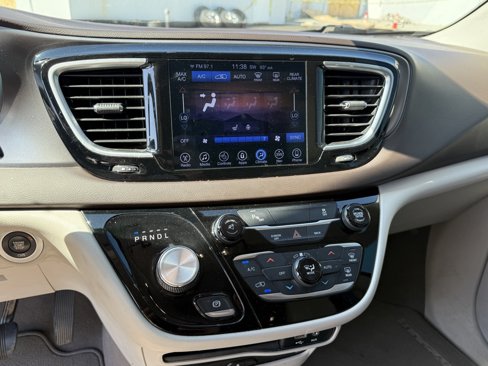Used 2017 Chrysler Pacifica Touring-L Plus w/ Tire & Wheel Group image 19