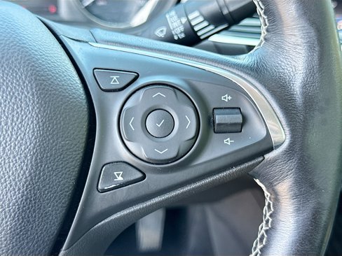 Used 2019 Buick Regal Essence w/ Driver Confidence Package I image 38