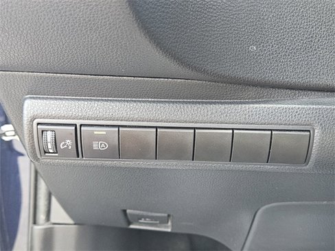 Used 2021 Toyota Corolla LE image 31