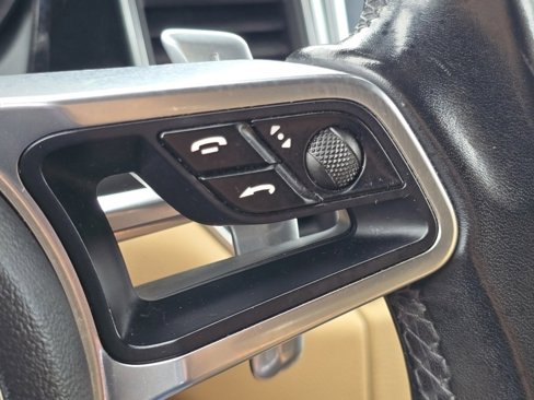 Used 2018 Porsche Macan image 16