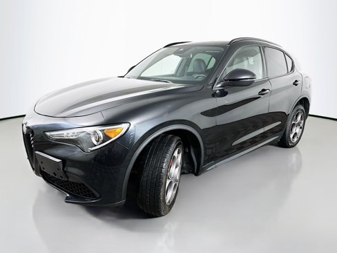 Used 2022 Alfa Romeo Stelvio Sprint image 3