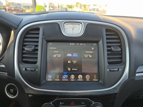 Used 2016 Chrysler 300 Limited image 18