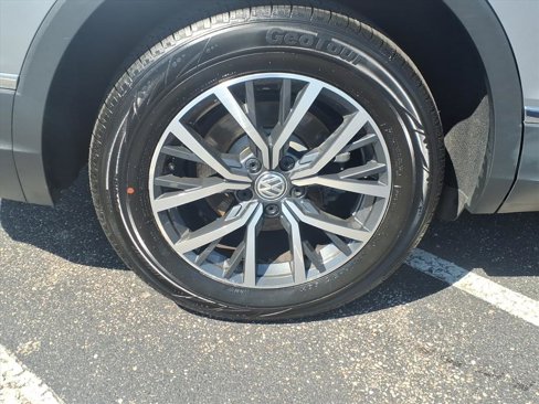Used 2020 Volkswagen Tiguan SE w/ Panoramic Sunroof Package image 9