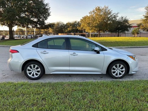 Used 2021 Toyota Corolla LE image 6