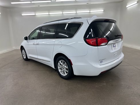Used 2020 Chrysler Pacifica Touring-L image 8