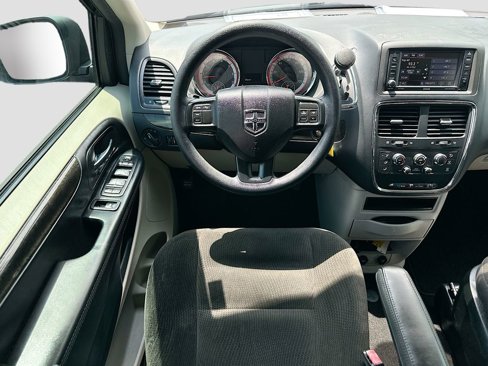 Used 2018 Dodge Grand Caravan SE w/ UConnect Hands-Free Group image 21