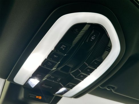 Used 2025 Porsche Macan image 25