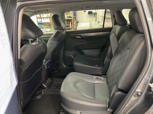 Used 2020 Toyota Highlander Platinum image 25