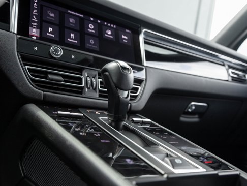 Certified 2024 Porsche Macan image 27