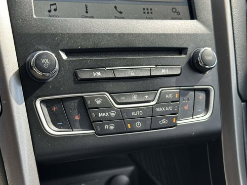 Used 2018 Ford Fusion SE w/ Fusion SE Technology Package image 18
