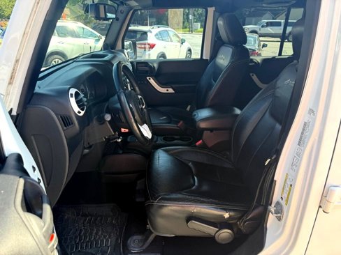 Used 2014 Jeep Wrangler Unlimited Sahara image 15
