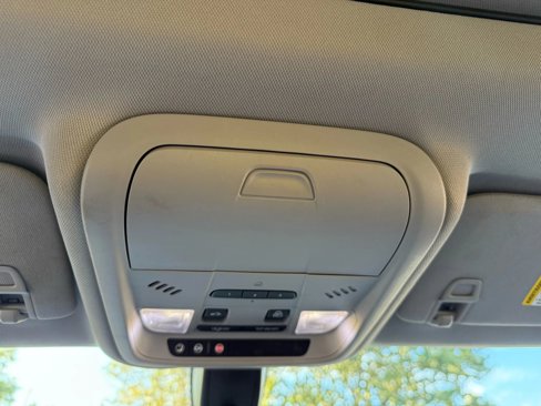 Used 2018 Chevrolet Equinox LT w/ Sun & Infotainment Package image 32