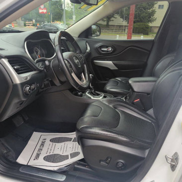 Used 2017 Jeep Cherokee Overland image 9