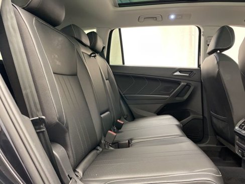 Used 2022 Volkswagen Tiguan SE w/ Panoramic Sunroof Package image 13