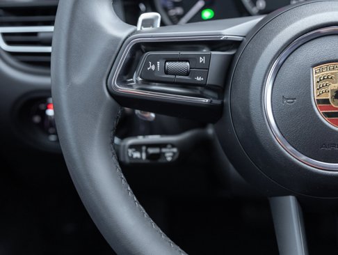Used 2025 Porsche Macan image 15