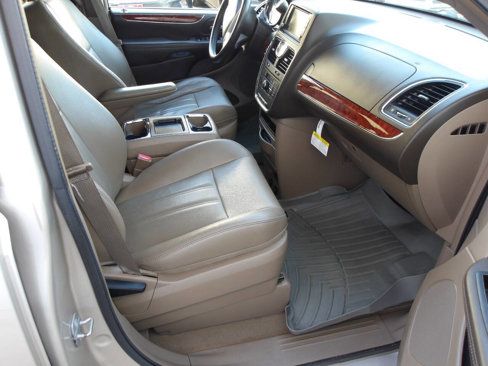 Used 2014 Chrysler Town & Country Touring w/ Driver Convenience Group image 22