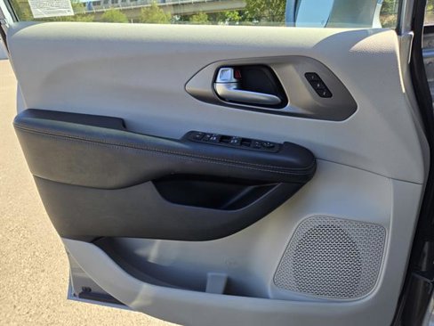 Used 2018 Chrysler Pacifica Limited w/ Advanced Safetytec Group image 18