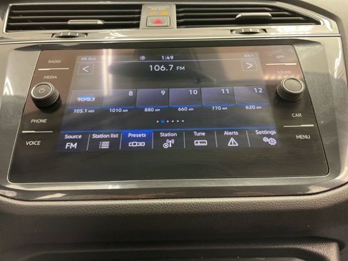 Used 2022 Volkswagen Tiguan SE w/ Panoramic Sunroof Package image 22