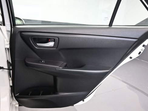Used 2016 Toyota Camry LE image 32