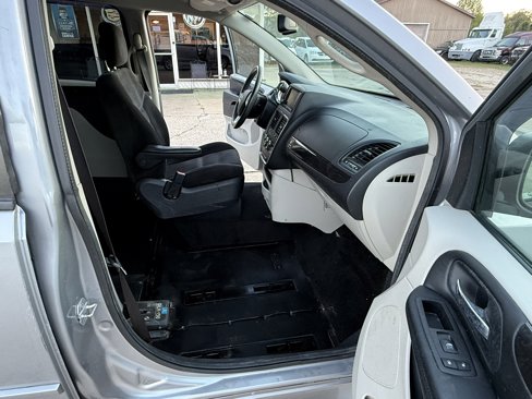 Used 2015 Dodge Grand Caravan SXT w/ UConnect Hands-Free Group image 13