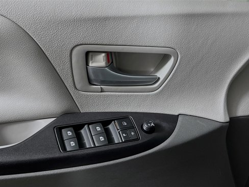 Used 2015 Toyota Sienna LE image 17