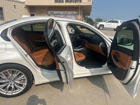 Used 2023 BMW 330i xDrive Sedan w/ Premium Package image 13