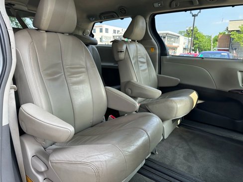 Used 2013 Toyota Sienna XLE image 13