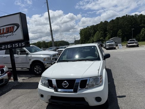 Used 2016 Nissan Frontier SV image 2