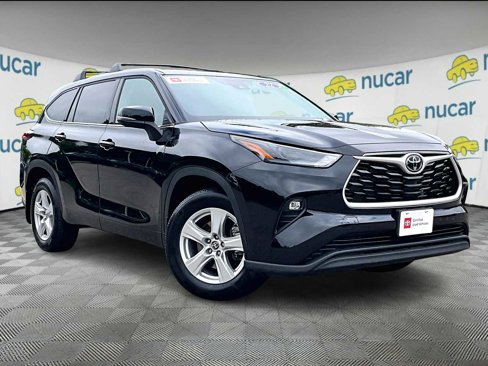 Used 2022 Toyota Highlander LE image 1
