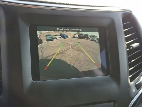 Used 2020 Jeep Cherokee Latitude Plus image 17