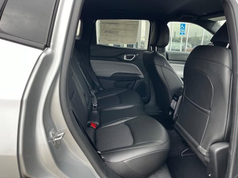 New 2025 Jeep Compass Latitude image 13