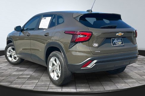 Used 2024 Chevrolet Trax LS w/ LS Convenience Package image 4