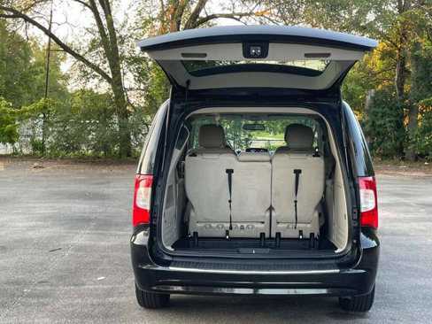 Used 2016 Chrysler Town & Country Touring w/ Driver Convenience Group image 13