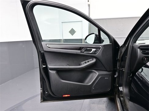 Certified 2021 Porsche Macan image 7