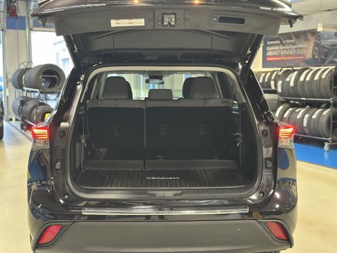 Used 2021 Toyota Highlander LE image 6