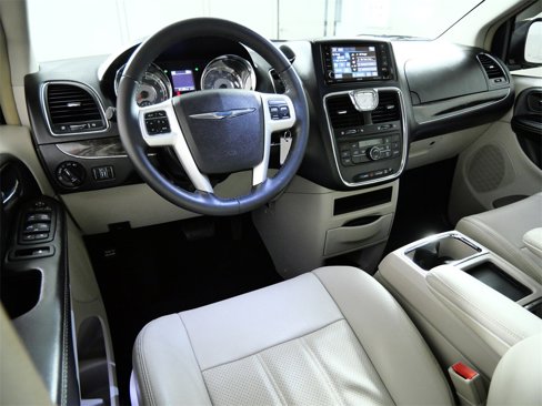 Used 2015 Chrysler Town & Country Touring-L image 4