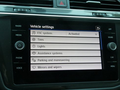 Used 2020 Volkswagen Tiguan SE image 39