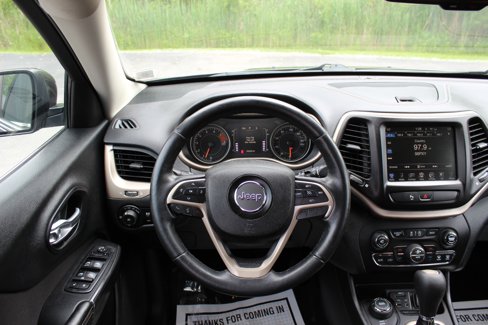 Used 2016 Jeep Cherokee Latitude w/ Comfort/Convenience Group image 19