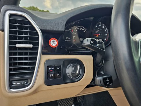 Certified 2019 Porsche Cayenne w/ Premium Package image 30