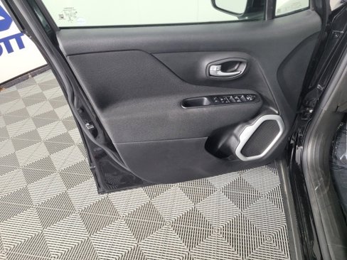 Used 2020 Jeep Renegade Latitude w/ Cold Weather Group image 8