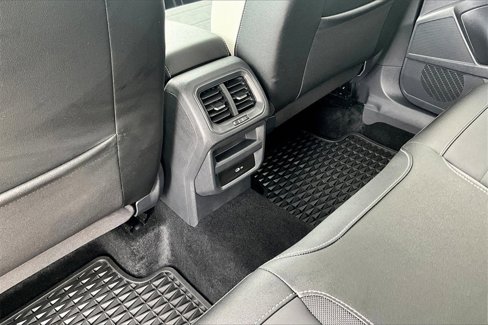 Certified 2025 Volkswagen Taos SE w/ Black Wheel Package image 17