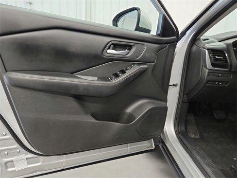 Used 2024 Nissan Rogue SV image 25