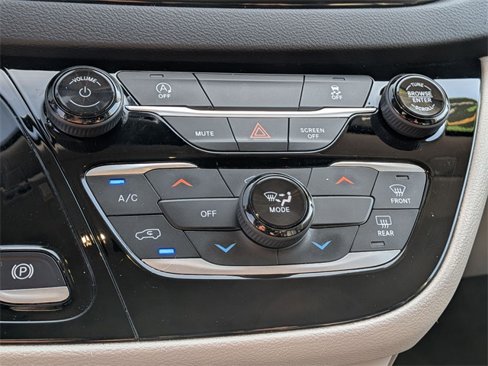 Certified 2021 Chrysler Voyager Lxi image 21