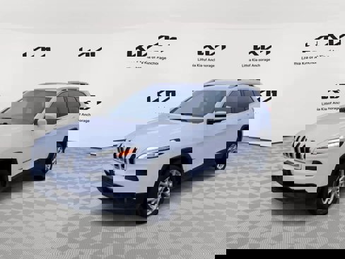Used 2018 Jeep Cherokee Latitude w/ Cold Weather Group image 4