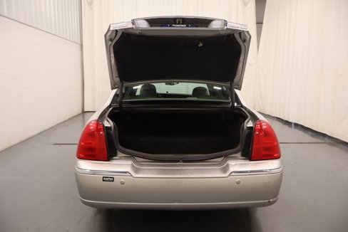 Used 2005 Lincoln Town Car Signature image 17