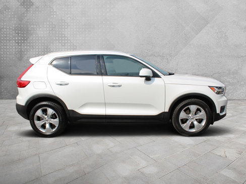 Used 2022 Volvo XC40 T5 Momentum image 2