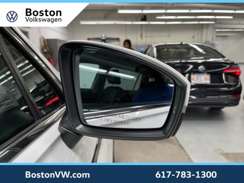 Used 2022 Volkswagen Tiguan SE w/ Panoramic Sunroof Package image 7
