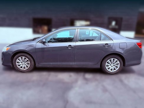Used 2013 Toyota Camry L image 2